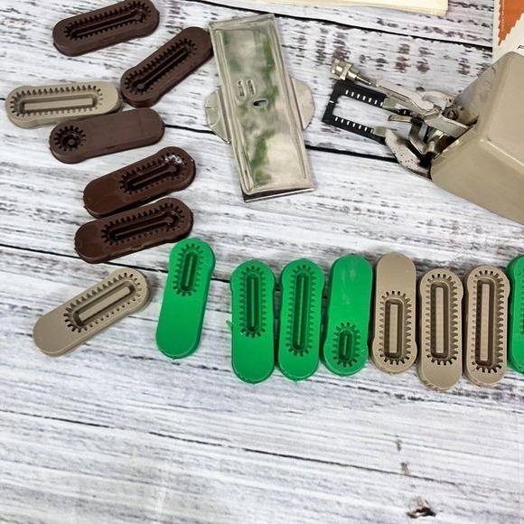 SINGER Professional Buttonholer 20 Cams 381116 for Slant 0 Matic Zig Zag Machine - Picture 7 of 16